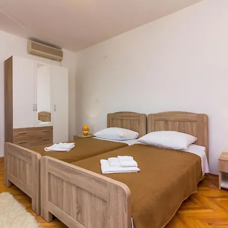 Haus In Mit Pool Und Bergblick By Interhome Vikendica Vinkuran